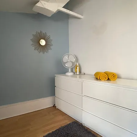 Sous Les Toits Apartment *